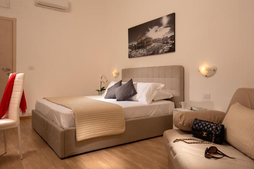 A bed or beds in a room at Domus Veneto Rome