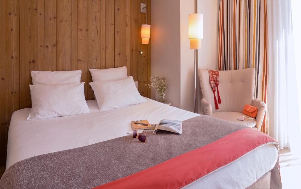 Postel nebo postele na pokoji v ubytování Hôtel de la Baie - Thalassothérapie PREVITHAL