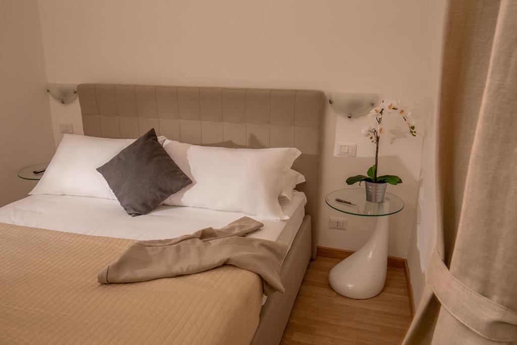 A bed or beds in a room at Domus Veneto Rome