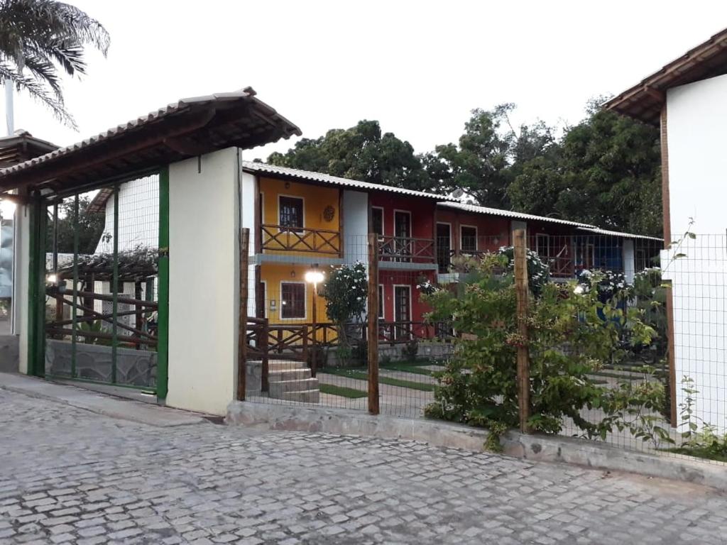 a building with a fence in front of it at Lindo Apartamento em Lençóis in Lençóis