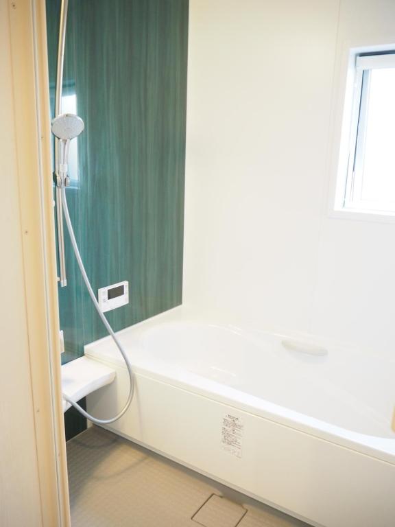 新潟市にあるGUEST HOUSE BOSTONSのバスルーム(バスタブ、シャワー付)