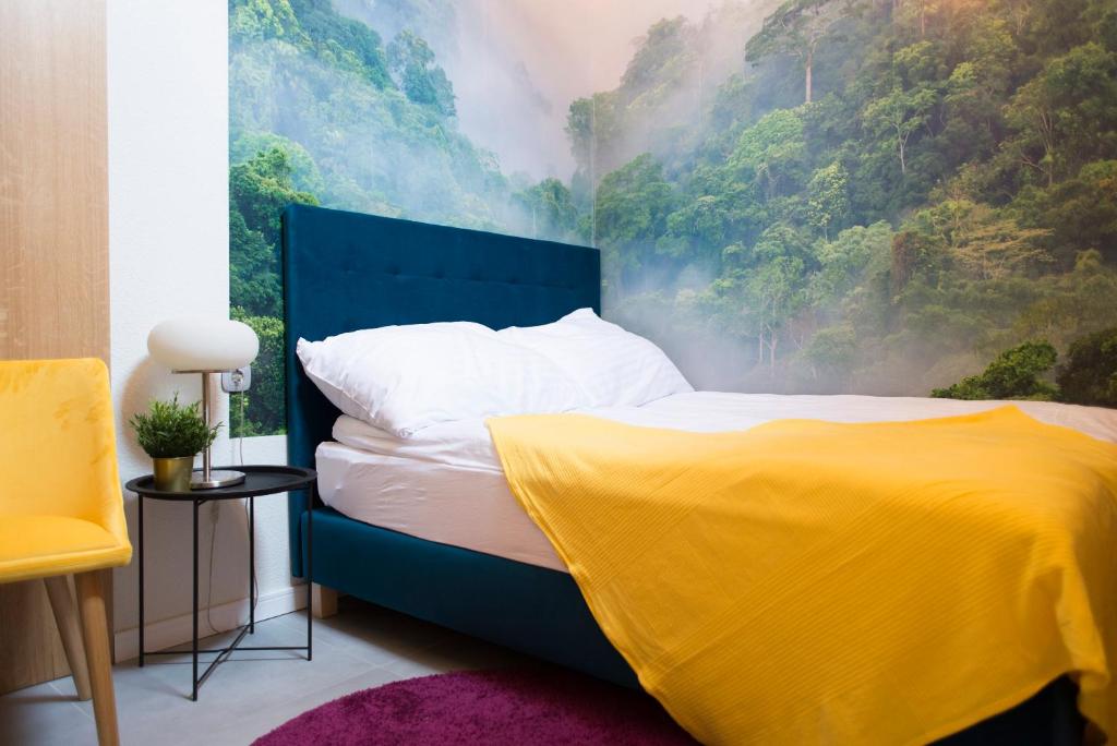 エステルゴムにあるSzent Anna Panzióのベッドルーム1室(山の壁画のある青いベッド1台付)