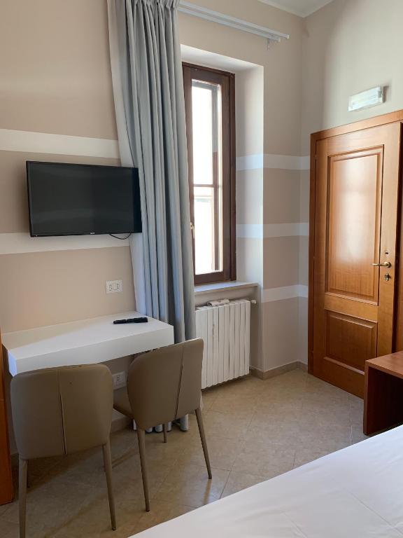 TV a/nebo společenská místnost v ubytování Albergo Ristorante del Cacciatore