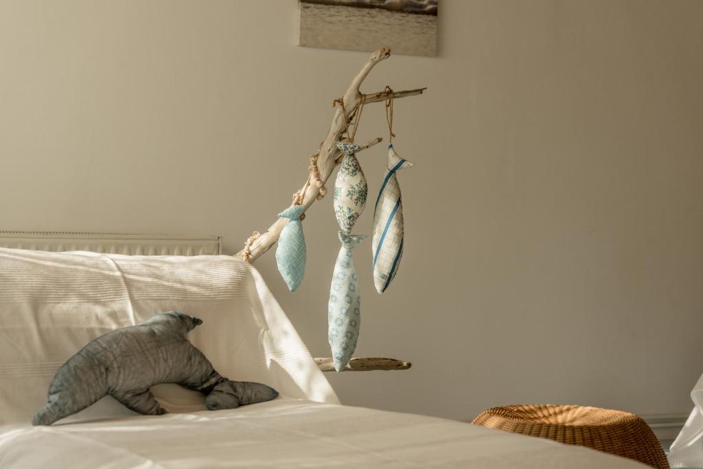A bed or beds in a room at Die Zwei Brüder Art & Suites