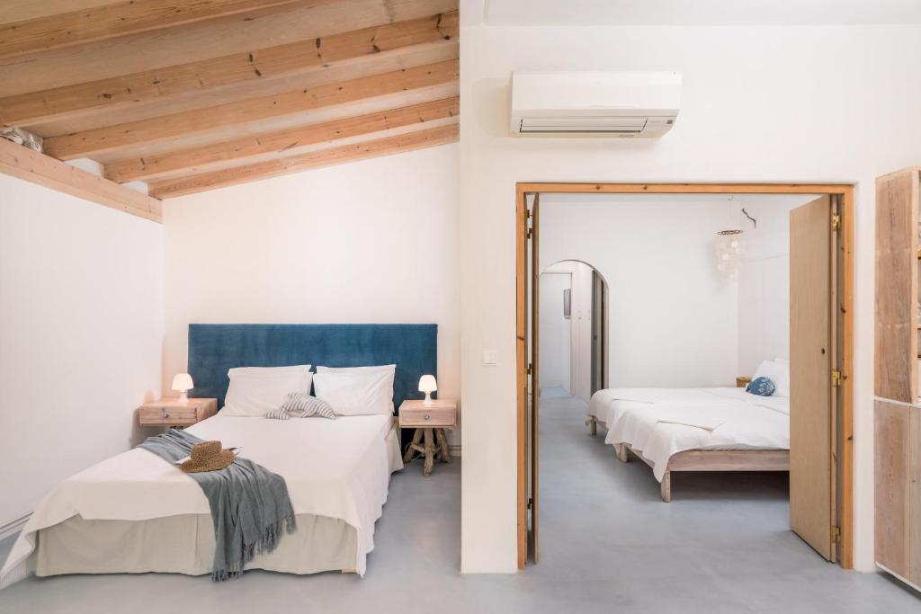 A bed or beds in a room at Die Zwei Brüder Art & Suites