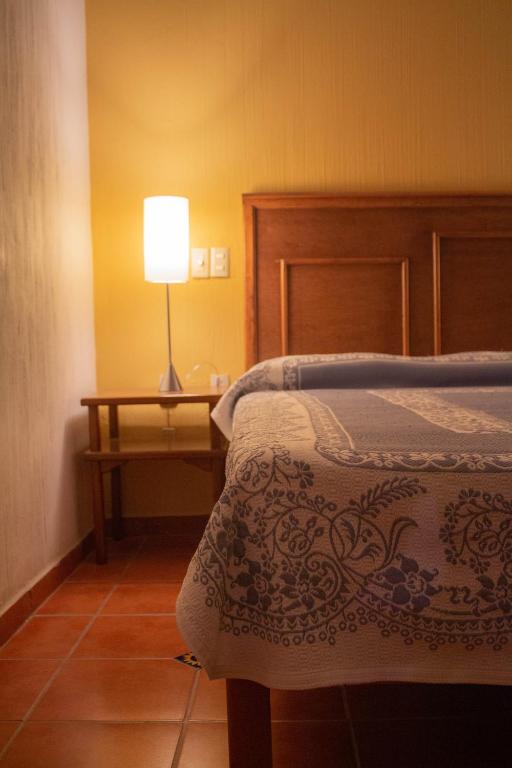 Postel nebo postele na pokoji v ubytování Hotel Degollado