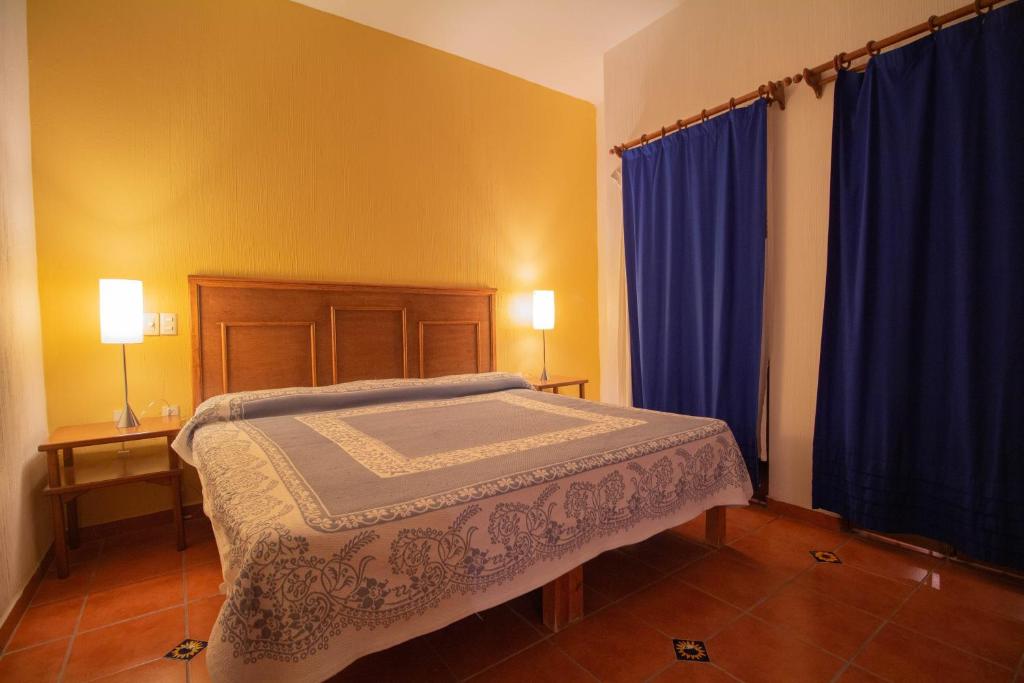 Postel nebo postele na pokoji v ubytování Hotel Degollado