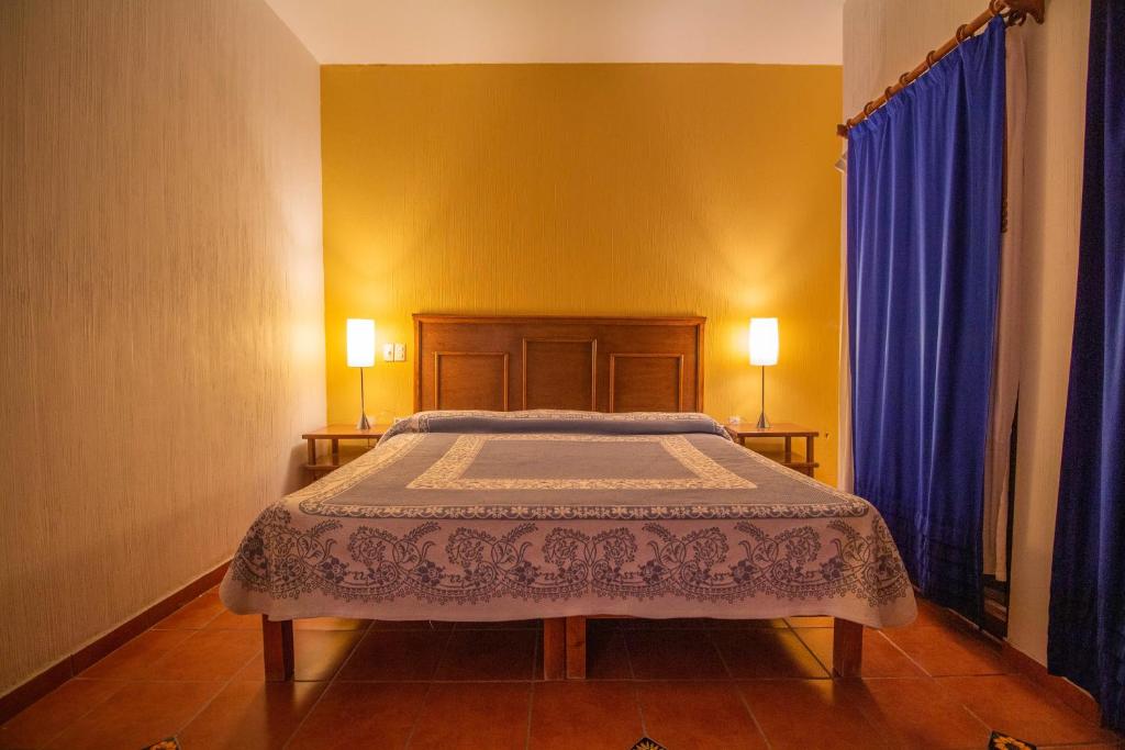 Postel nebo postele na pokoji v ubytování Hotel Degollado