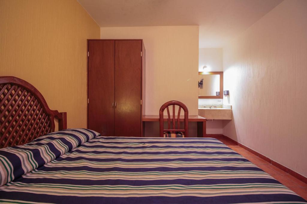 Postel nebo postele na pokoji v ubytování Hotel Degollado