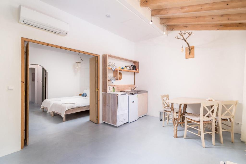 A kitchen or kitchenette at Die Zwei Brüder Art & Suites