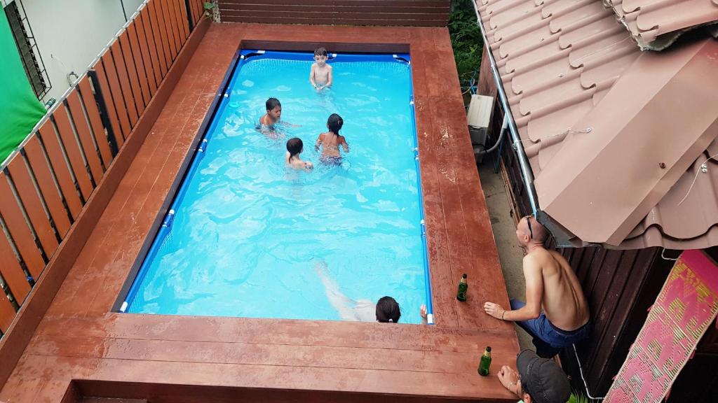 Bazén v ubytování KTT Resort and Motorbike & Bicycle for rents Sukhothai nebo v jeho okolí