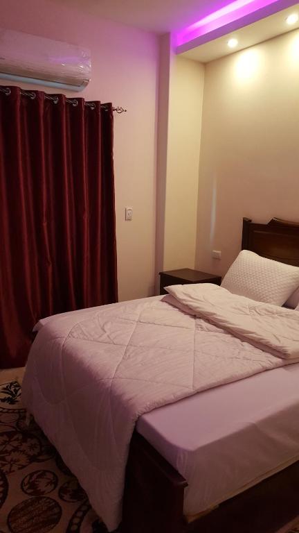 Posteľ alebo postele v izbe v ubytovaní Royal Pyramids Inn
