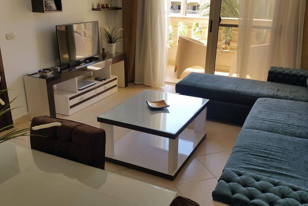 un soggiorno con un divano e un tavolino da caffè di One-bedroom apartment S2 in Vip Zone Sunny Lakes a Sharm El Sheikh