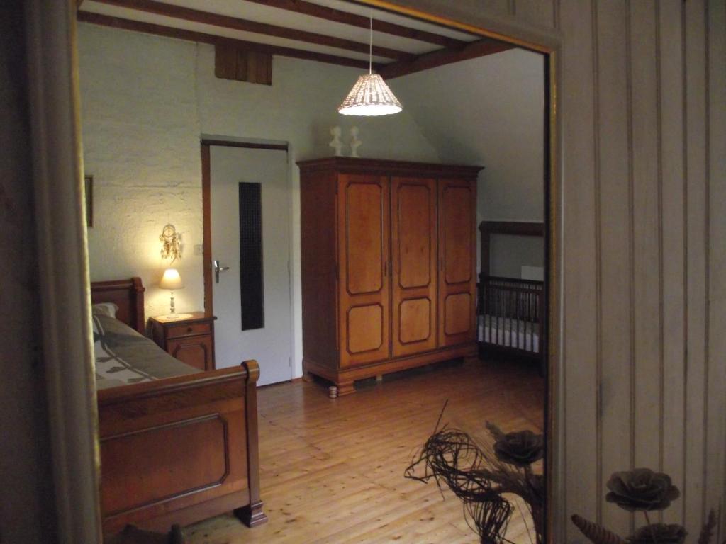 Postel nebo postele na pokoji v ubytování chambre campagnarde du grès rouge de BEAUVAL