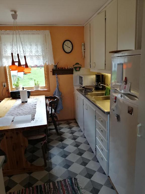 Kuchyň nebo kuchyňský kout v ubytování Ämtön