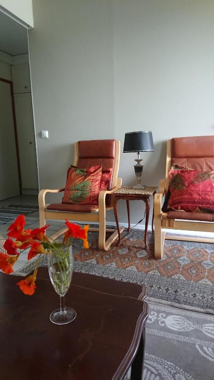 sala de estar con 2 sillas y mesa en Pikkukoti Ukki, en Keuruu