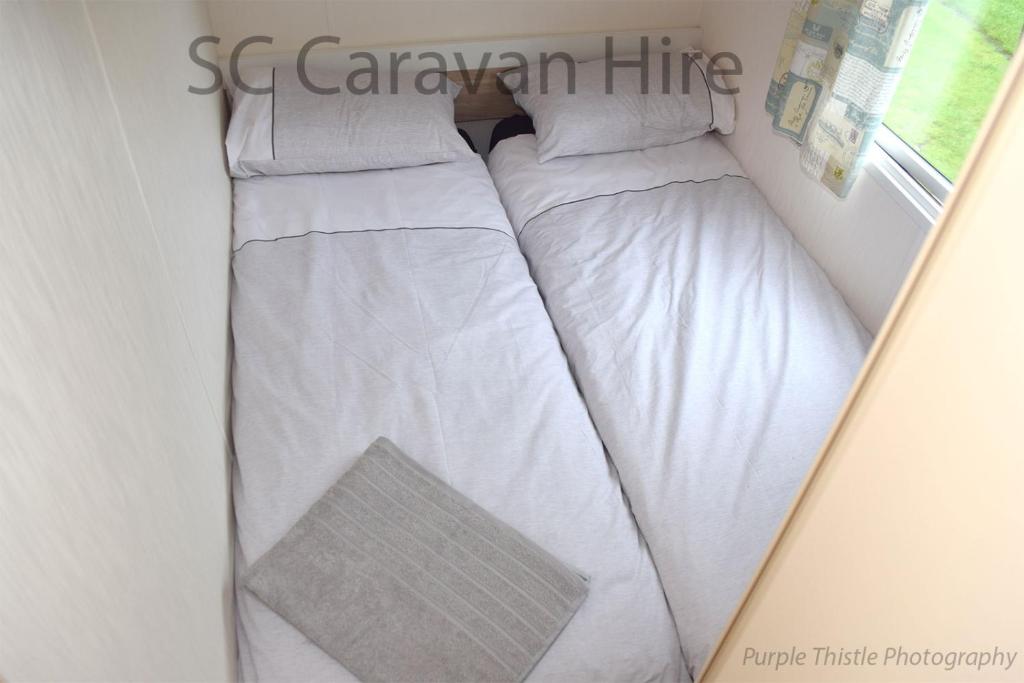Voodi või voodid majutusasutuse 3 Bedroom at Seton Sands Caravan Hire toas