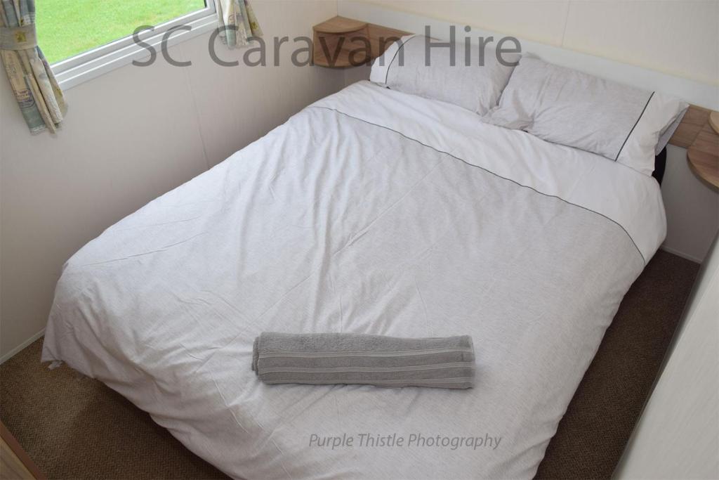 เตียงในห้องที่ 3 Bedroom at Seton Sands Caravan Hire