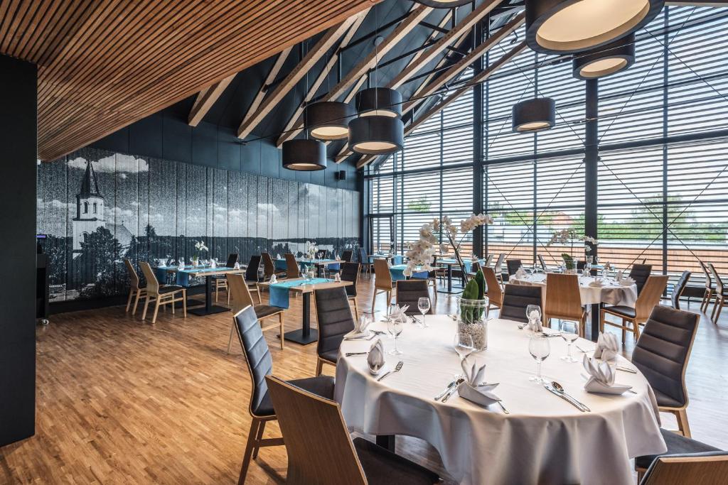 Reštaurácia alebo iné gastronomické zariadenie v ubytovaní Regatta Hotel Restauracja Spa