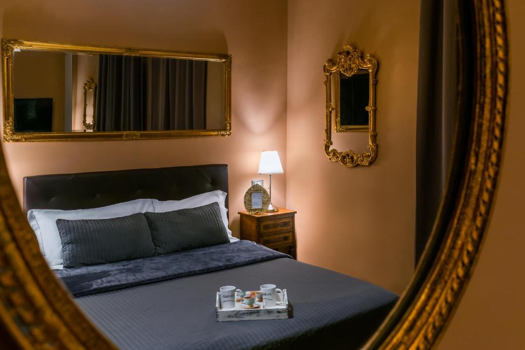 d'une chambre avec un lit et une couverture bleue. dans l'établissement 051 Room & Breakfast, à Bologne