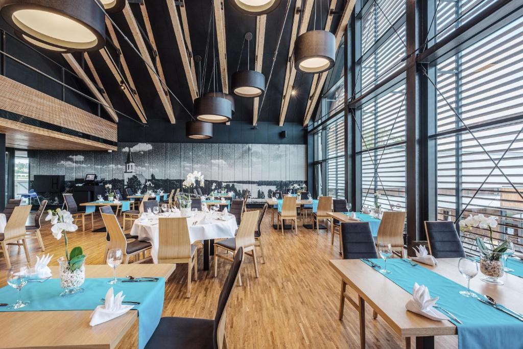 Reštaurácia alebo iné gastronomické zariadenie v ubytovaní Regatta Hotel Restauracja Spa