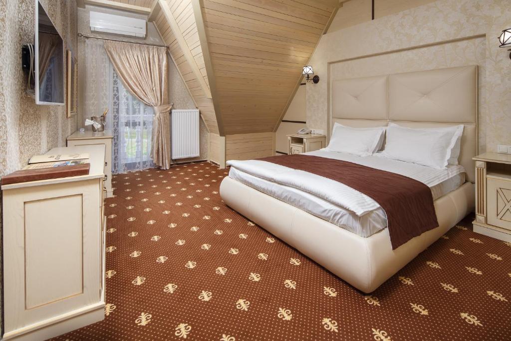 Gulta vai gultas numurā naktsmītnē Chevalier Hotel & SPA