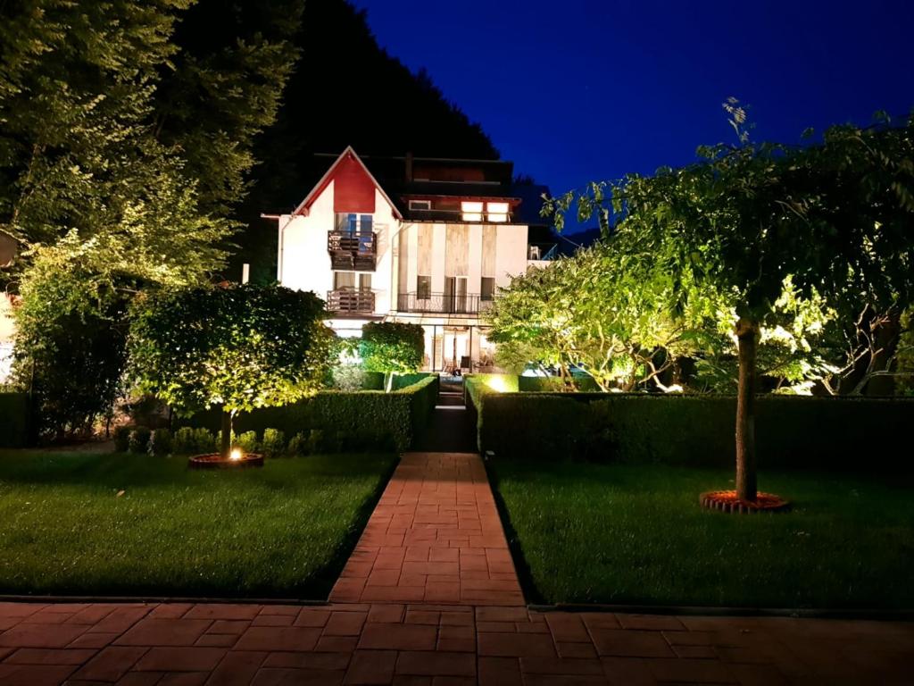 una casa con giardino di notte di Villa Onix a Sinaia