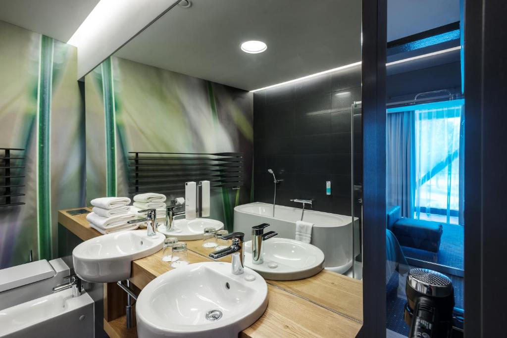 Kúpeľňa v ubytovaní Regatta Hotel Restauracja Spa