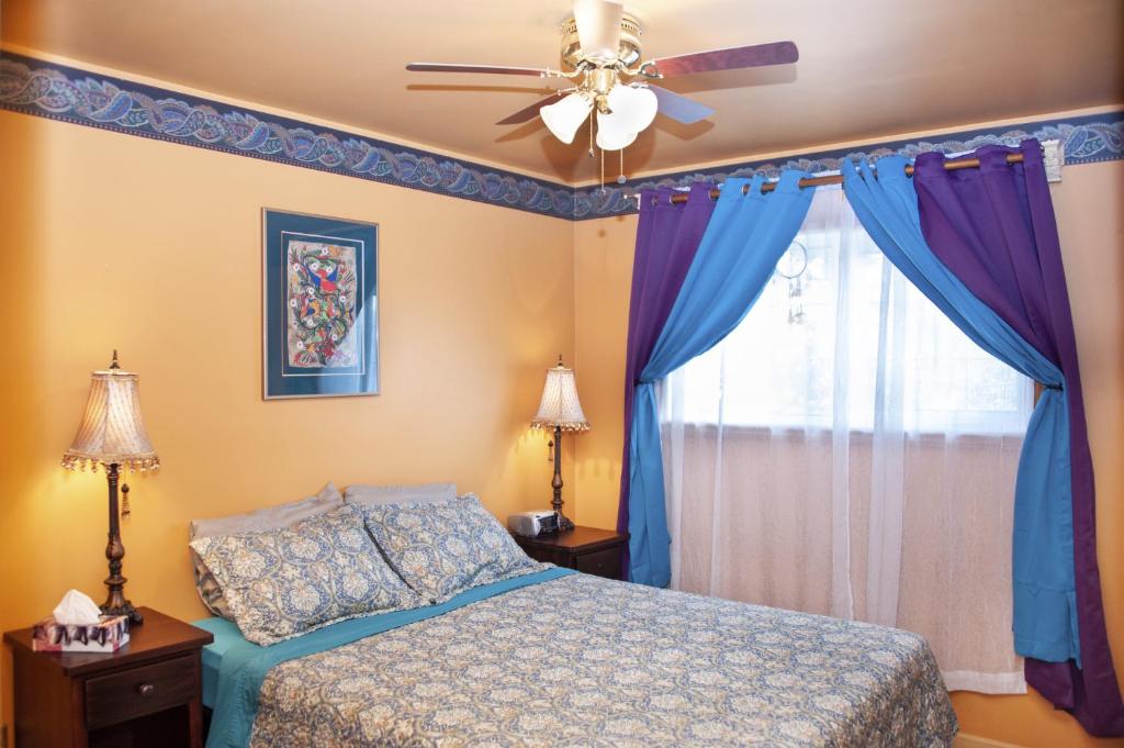 Un pat sau paturi într-o cameră la Tiga Bed and Breakfast