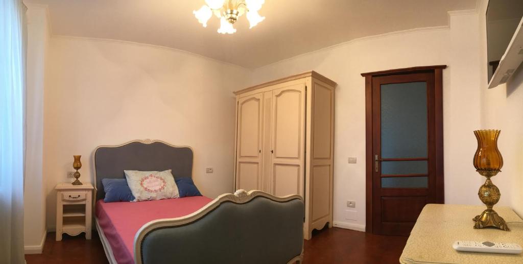 コンスタンツァにあるCentral & Chic Sea View Apartのベッドルーム1室(ベッド1台、キャビネット、テーブル付)