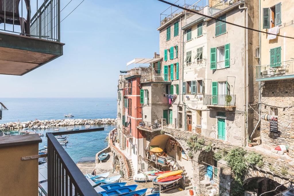 a view of a group of buildings next to the ocean at Sergeant First Class Riomaggiore in Riomaggiore
