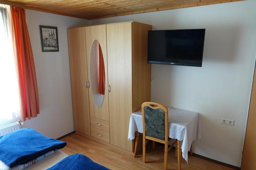 TV a/nebo společenská místnost v ubytování Ferienwohnung Grießer