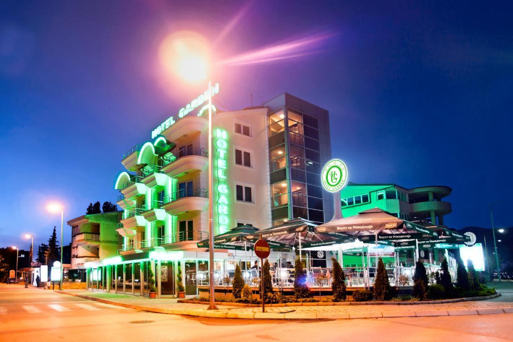 hotel z oświetlonym budynkiem w nocy w obiekcie Hotel Garden w Ochrydzie
