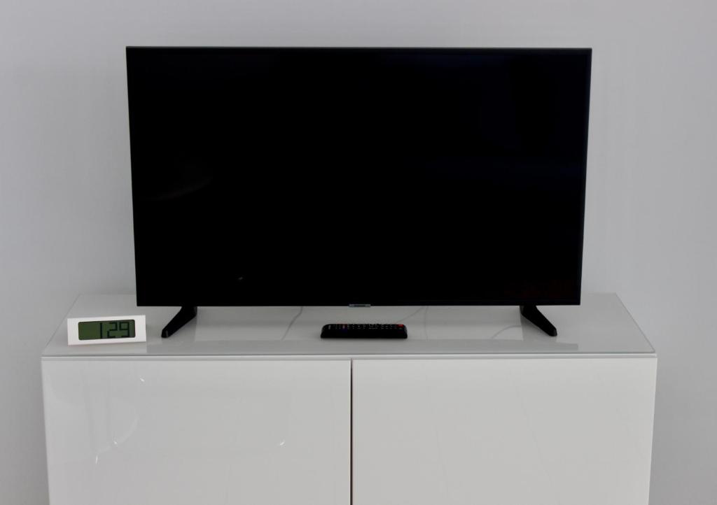 Televízia a/alebo spoločenská miestnosť v ubytovaní Brilliant 2BDR Apartment