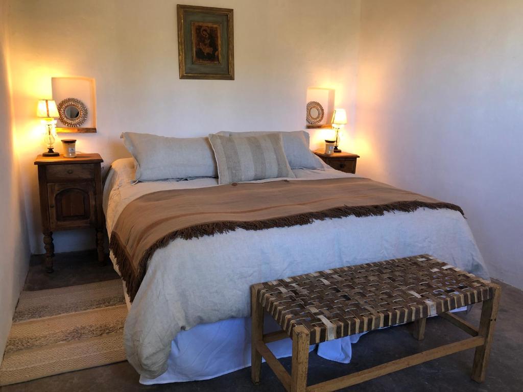 sypialnia z dużym łóżkiem i 2 szafkami nocnymi w obiekcie Casa San José w mieście Cachí