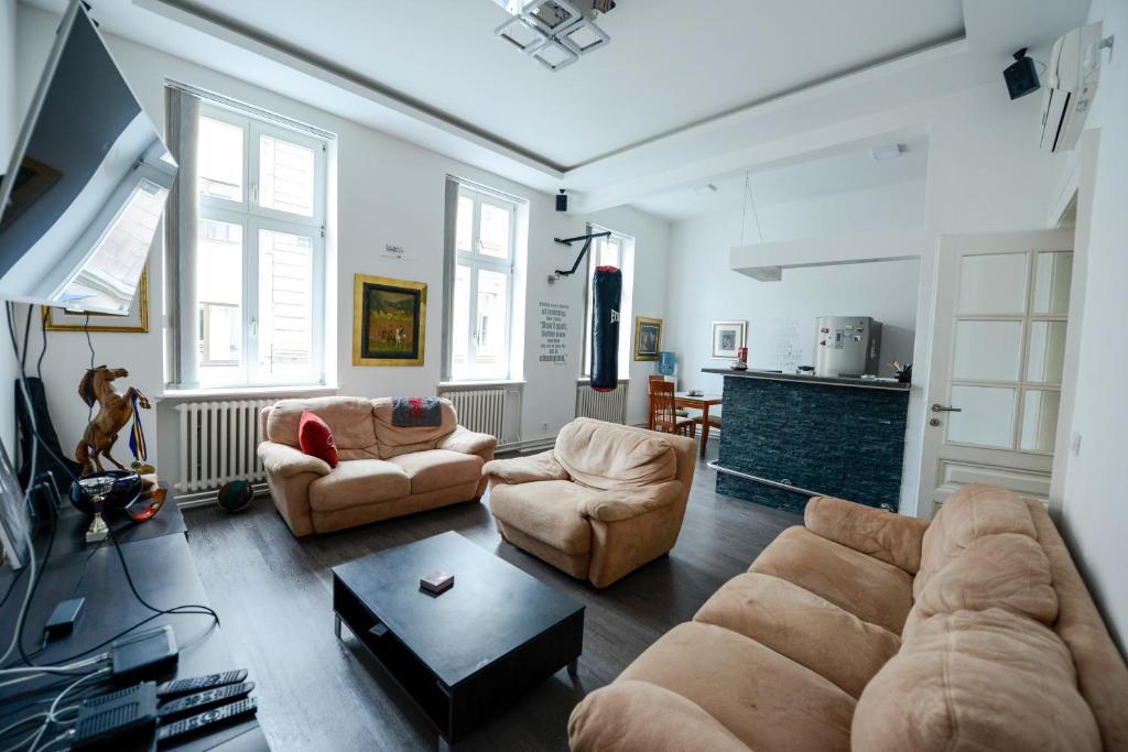 salon z dwiema kanapami i stołem w obiekcie East-West w Sarajewie