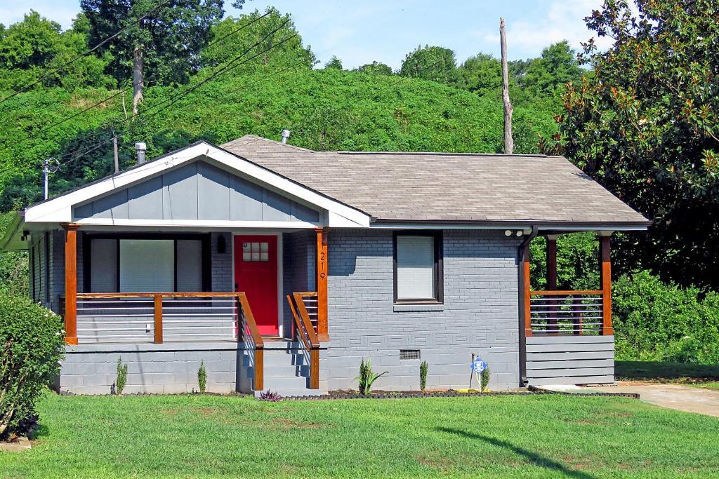 Modern Bungalow Near Downtown - Housity