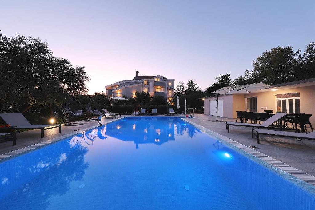 een groot blauw zwembad naast een huis bij Villa Adriana SIKOVO in Sikovo