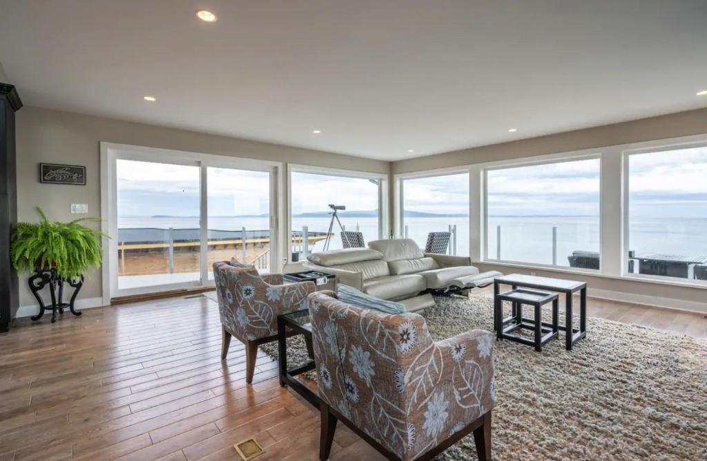 *10 Mile Point Stunning Oceanfront, Victoria (updated prices 2024)