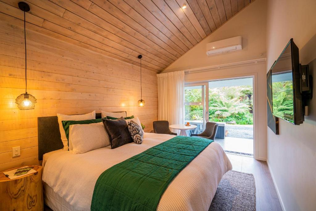 Postel nebo postele na pokoji v ubytování Wairua Lodge - Rainforest River Retreat