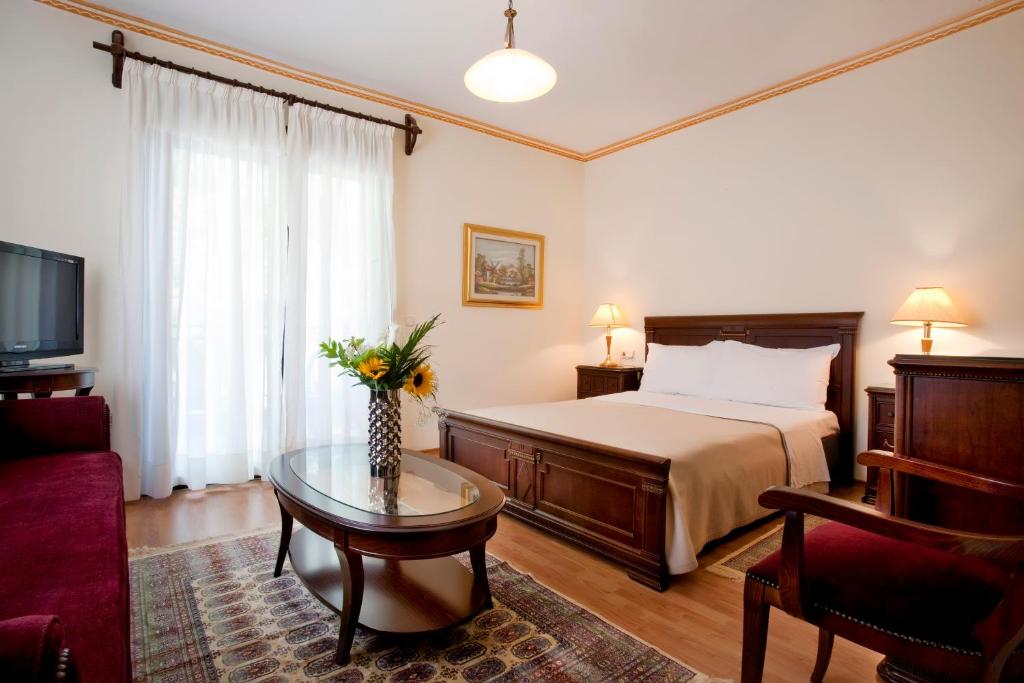Postel nebo postele na pokoji v ubytování Kymata Hotel