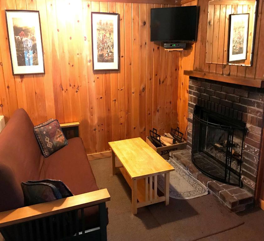 TV a/nebo společenská místnost v ubytování The Wilderness Inn: Chalets