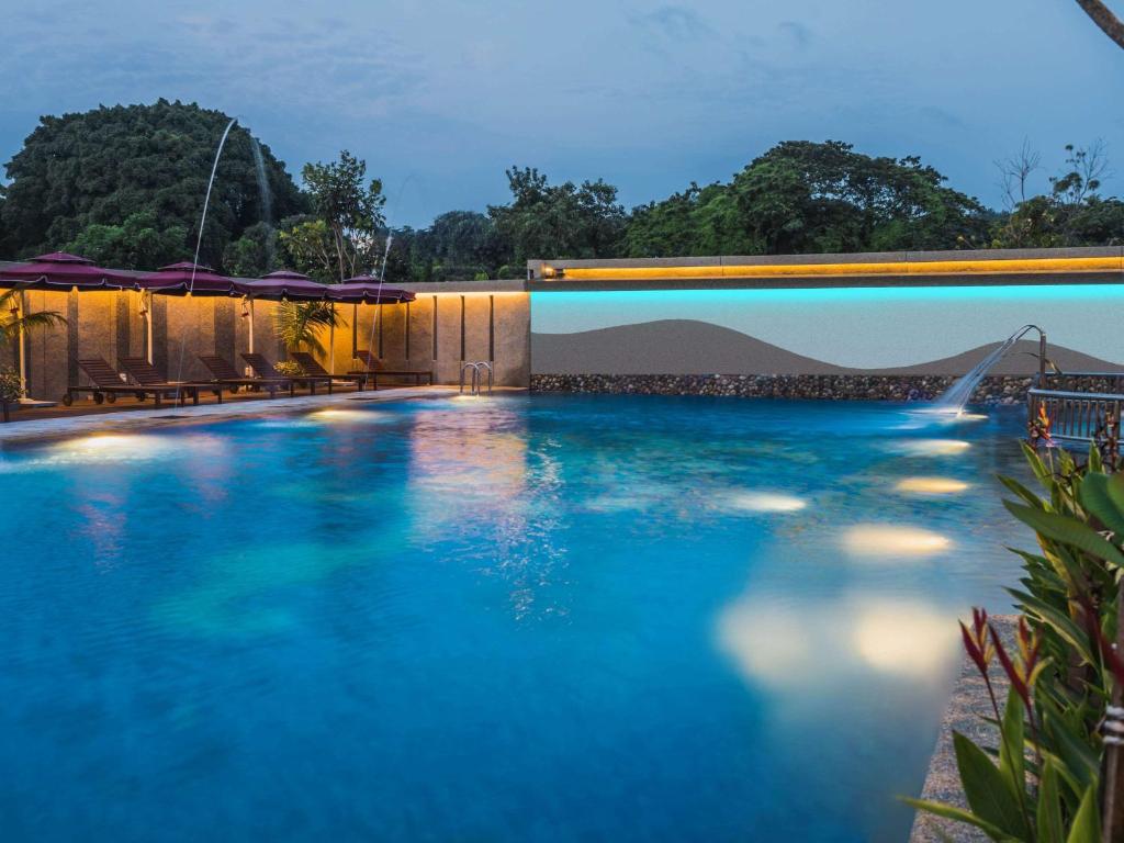 A piscina em ou perto de Ibis Melaka