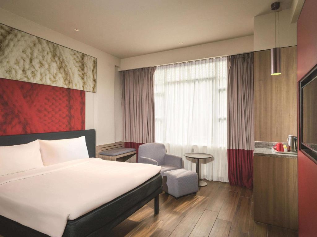 Uma cama ou camas num quarto em Ibis Melaka