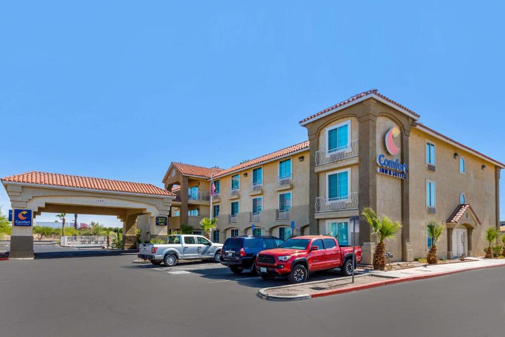 un hotel con coches estacionados en un estacionamiento en Comfort Inn & Suites El Centro I-8, en El Centro