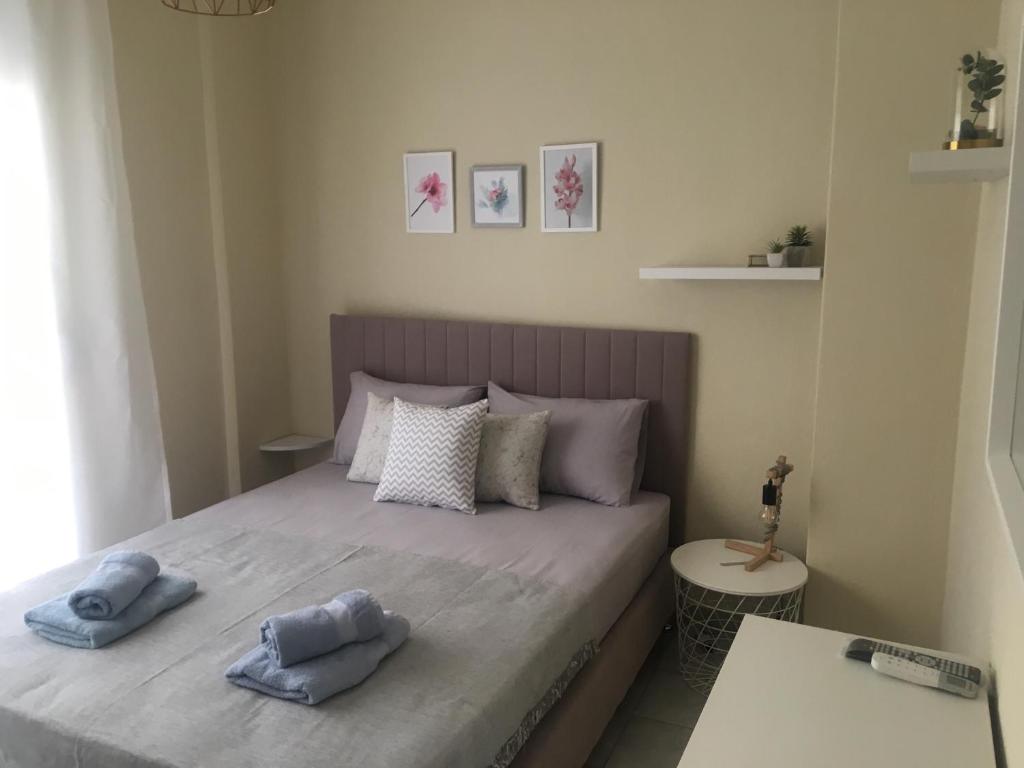 1 dormitorio con 1 cama con 2 toallas en Nikoletta's Studio, en Komotiní