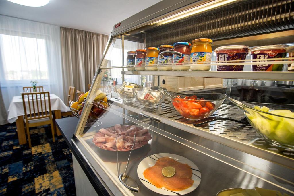 Jedlo v ubytovaní bed & breakfast alebo blízkom okolí