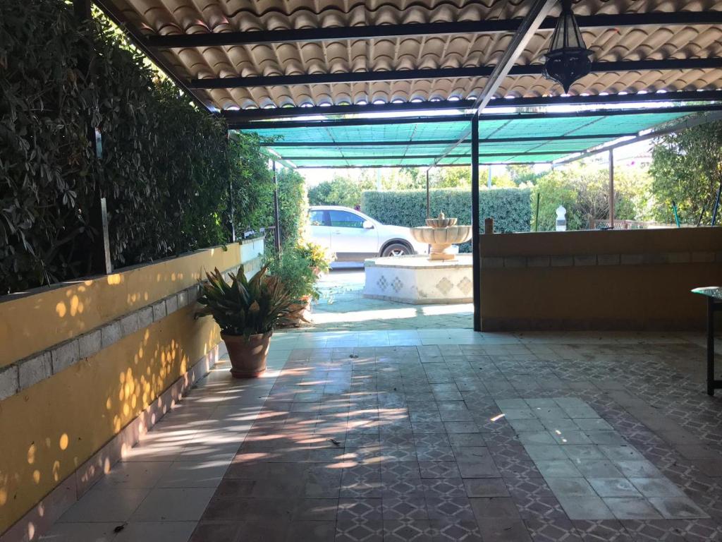 un patio con un coche aparcado en un aparcamiento en Casa Rural Finca Los Esterones, en Sanlúcar de Barrameda