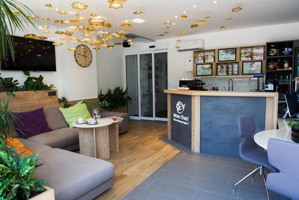 uma sala de estar com um sofá e um balcão em More Than Hotel & Accommodation em Bratislava
