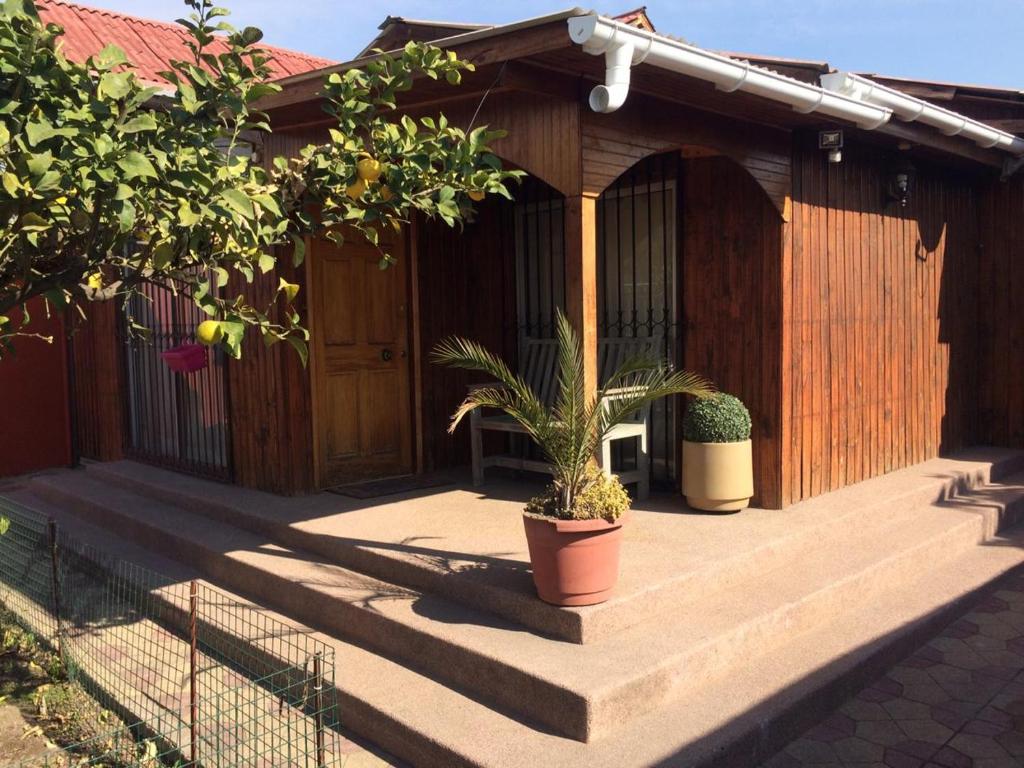 een huis met een potplant ervoor bij Casa en Santiago equipada in Santiago